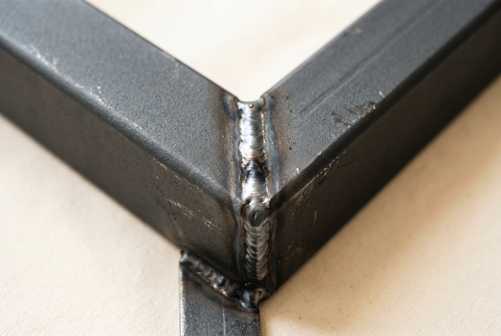 Detail eines Metallrahmens mit Schweißnaht